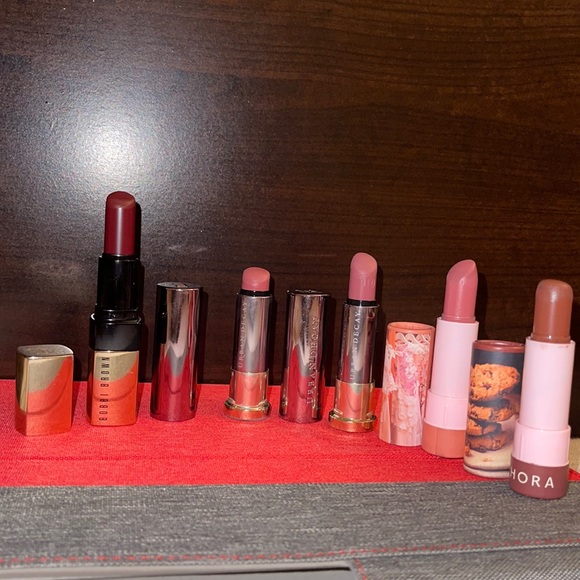 Bundle of nude lipsticks. - Picture 1 of 5